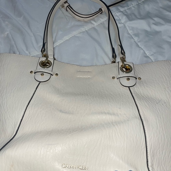 Calvin Klein bag with matching wallet - Picture 2 of 3